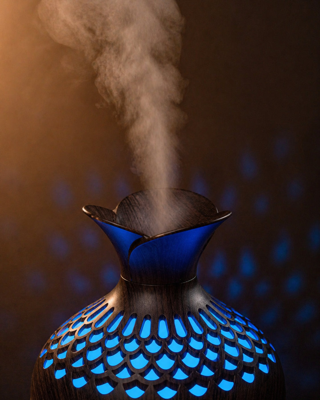 Brume du diffuseur Someira en gros plan avec halo doré et motifs sculptés bleus