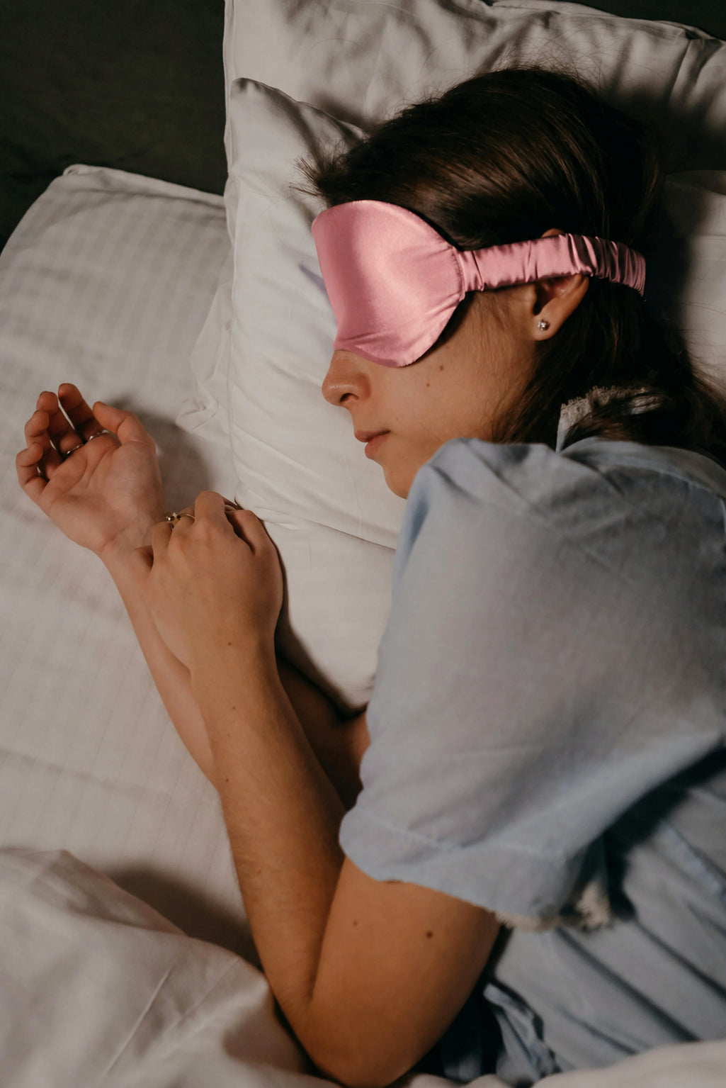 Le Masque Someira coloris rose poudré, soie satinée, ambiance lit du soir