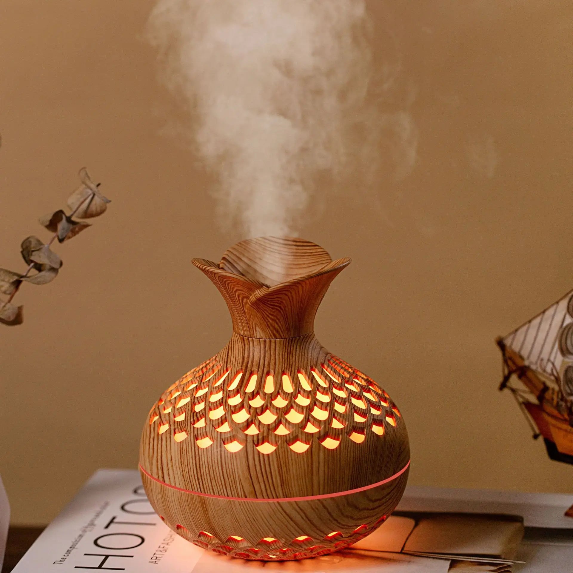 Diffuseur d'huiles essentielles Someira, bois clair sculpté