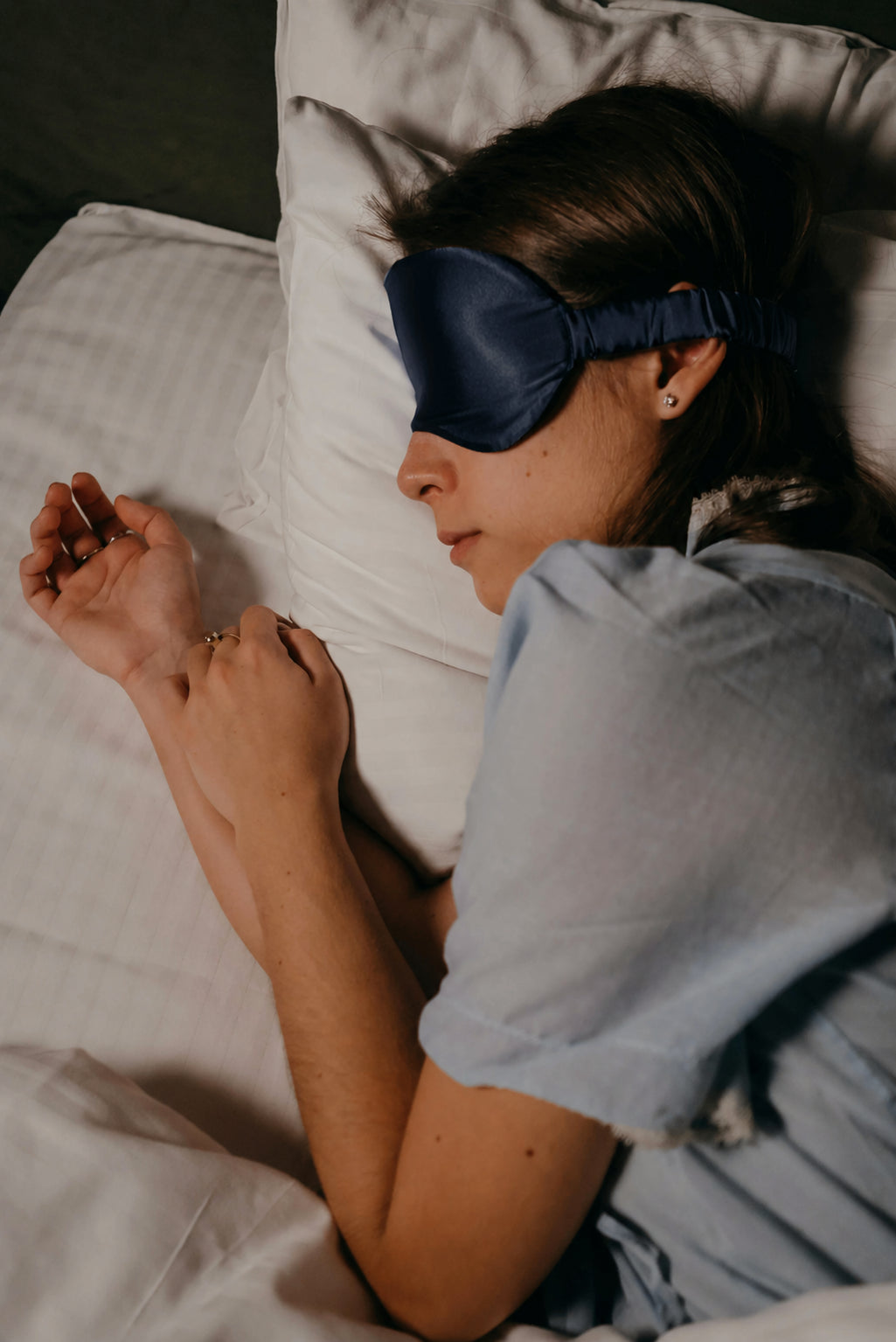 Le Masque Someira coloris bleu marine, soie satinée, ambiance lit du soir