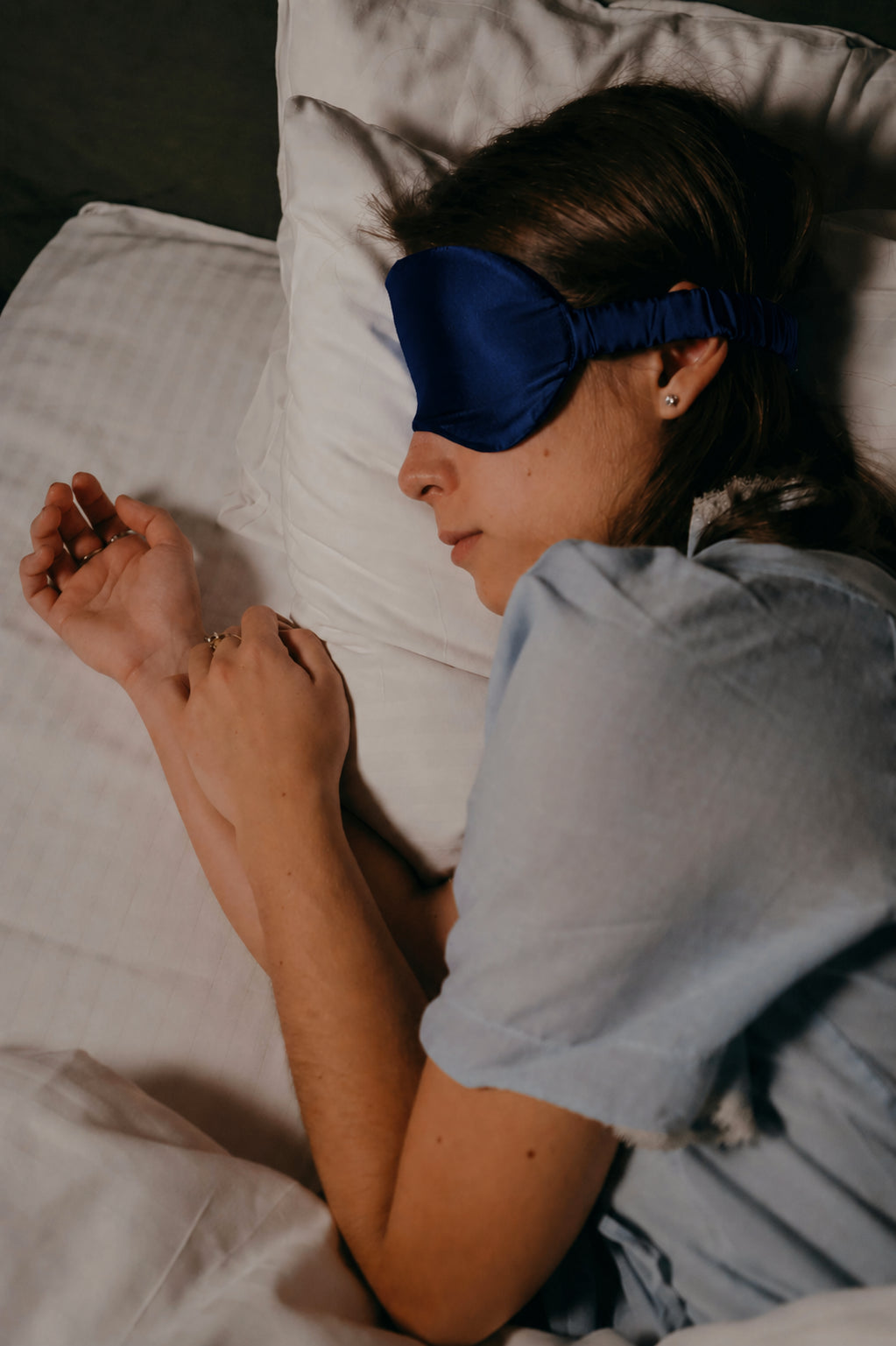 Le Masque Someira coloris bleu nuit, soie satinée, ambiance lit du soir