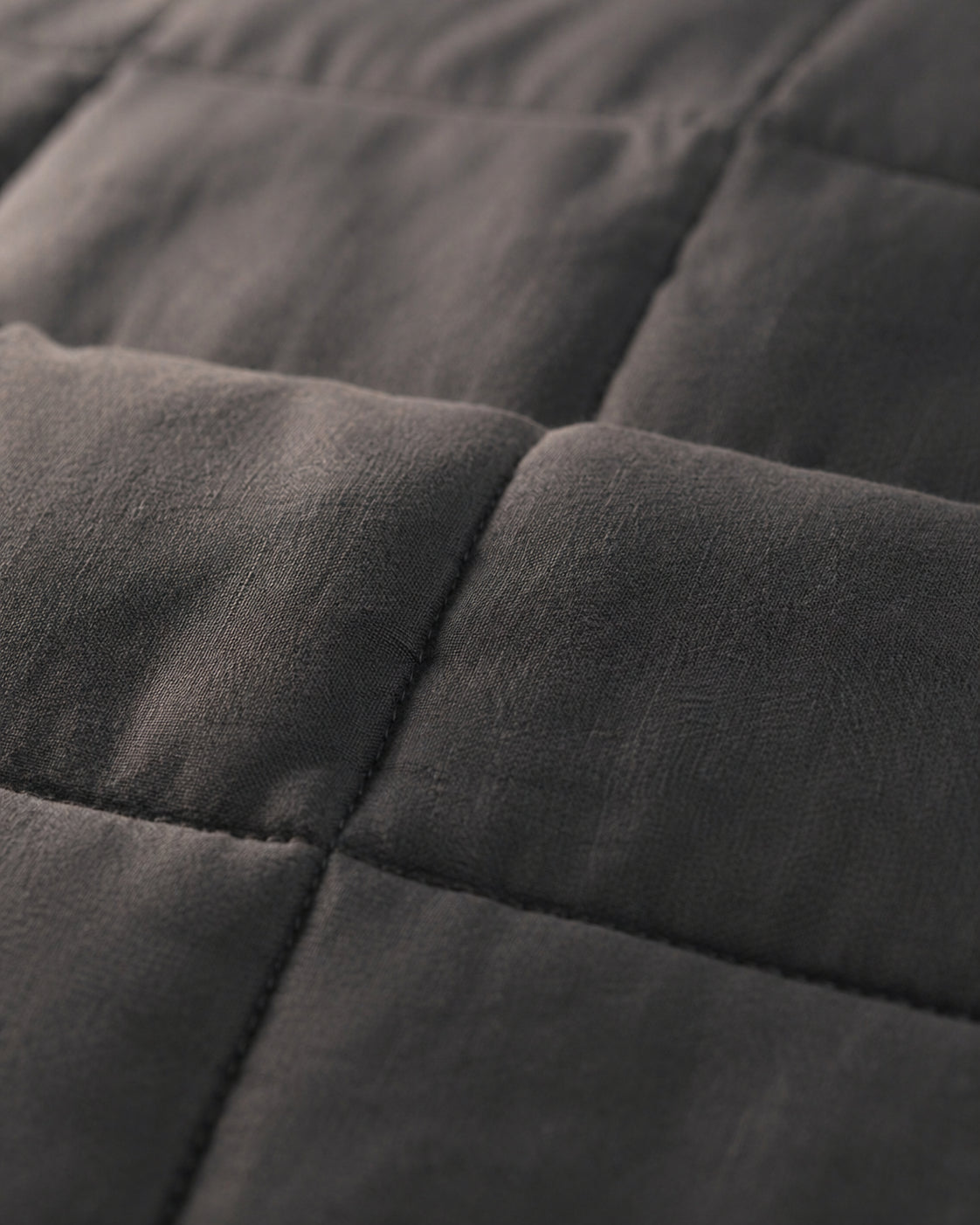 Détail macro du tissage damier de la couverture lestée Someira en bambou